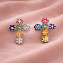 Brincos Prateados Cruz de Flores em Aço Inoxidável Romanely