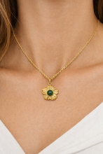 Colar Dourado com Pingente Flor e Pedra Verde em Aço Inoxidável Romanely