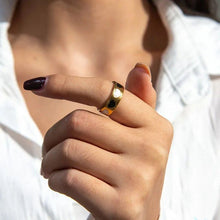 Anel Ajustável Dourado Corações Preto e Branco em Aço Inoxidável Romanely