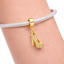 Pingente Encanto Salto Alto Dourado com Zircónias S925 Charm Romanely