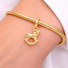Pingente Encanto Dourado Cavalinho de Madeira com Zircónias S925 Charm Romanely