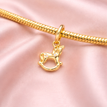 Pingente Encanto Dourado Cavalinho de Madeira com Zircónias S925 Charm Romanely