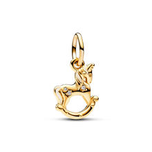 Pingente Encanto Dourado Cavalinho de Madeira com Zircónias S925 Charm Romanely