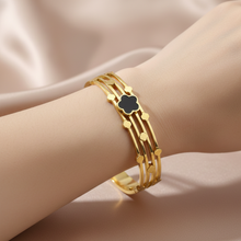 Bracelet Dourada com Flor Preta em Aço Inoxidável Romanely