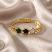 Bracelet Dourada com Flores Verde, Preta e Branca em Aço Inoxidável Romanely