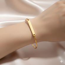 Bracelet Dourada Bangle com Placa em Aço Inoxidável Romanely