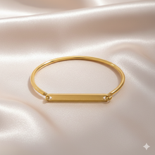 Bracelet Dourada Bangle com Placa em Aço Inoxidável Romanely