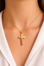 Colar Dourado com Pingente Cruz em Aço Inoxidável Romanely