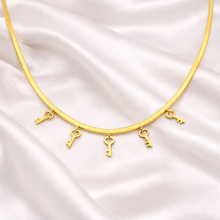 Colar Dourado com Pingentes de Chave em Aço Inoxidável Romanely