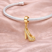Pingente Encanto Salto Alto Dourado com Zircónias S925 Charm Romanely