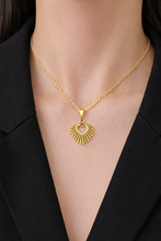 Colar Dourado com Pingente Coração Radiante em Aço Inoxidável Romanely