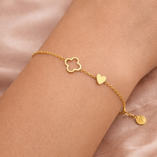 Pulseira Dourada Coração e Trevo Fina em Aço Inoxidável Romanely