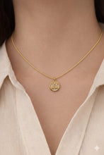 Colar Dourado com Pingente Redondo Menino Madre Pérola Romanely